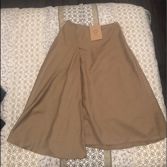 Olive brand new skirt size small in beige - Picture 2 of 3